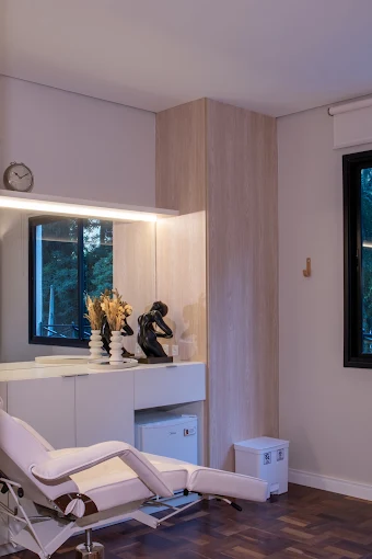 Sala de atendimento com poltrona, espelho e iluminação indireta